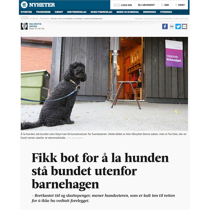 Faksimile fra en avis. En svart hund sitter bundet utenfor en barnehage