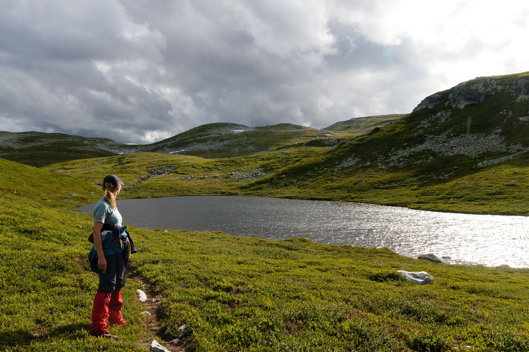 En kvinne står ved et vann på Bleryggen